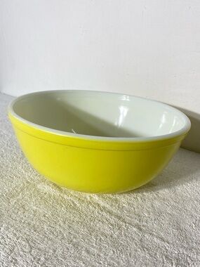 Vintage 1950’s PYREX 404 Primary Yellow Large Mixing Bowl Cottagecore Grannycore